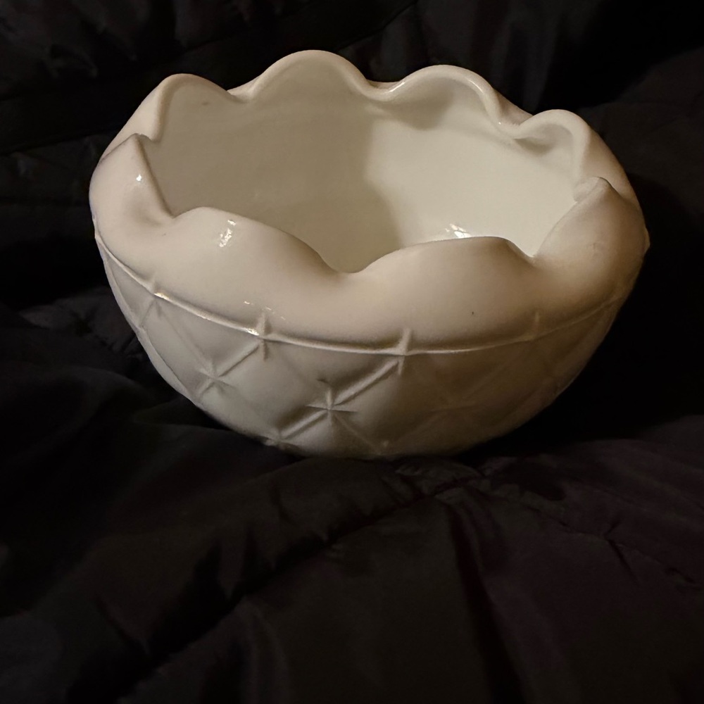 Elegant Scalloped Ceramic Bowl in Cream